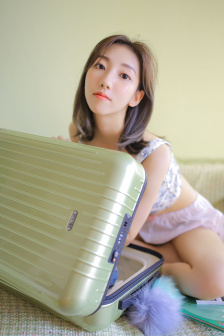 美女脱个精光露出奶胸的照片视频